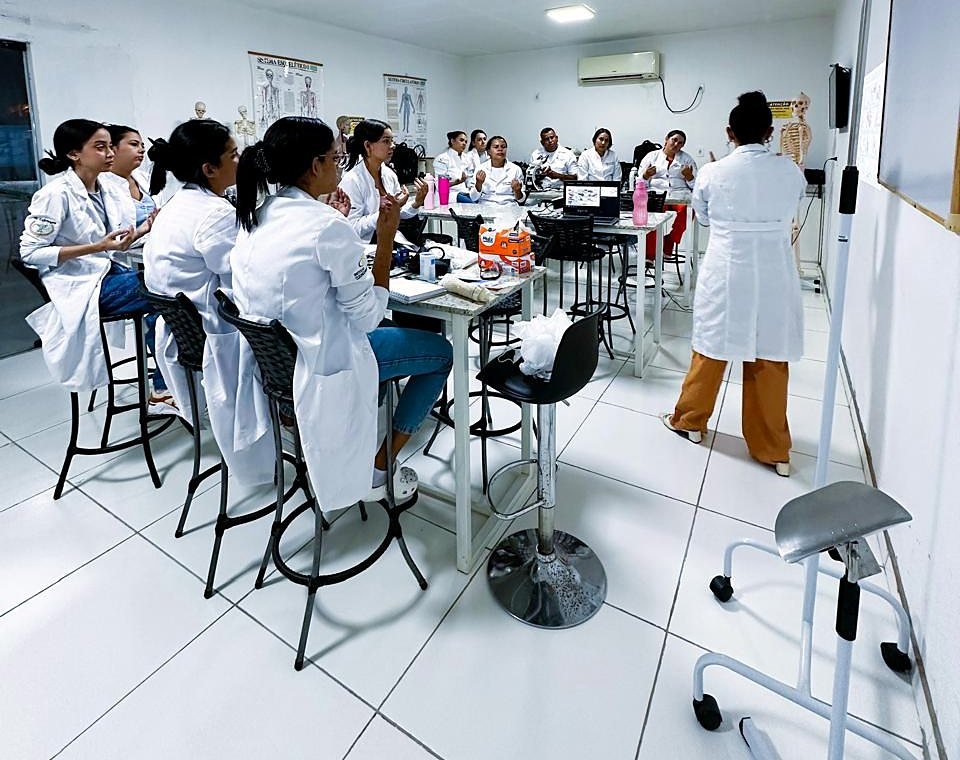 Alunos de jaleco em aula prática