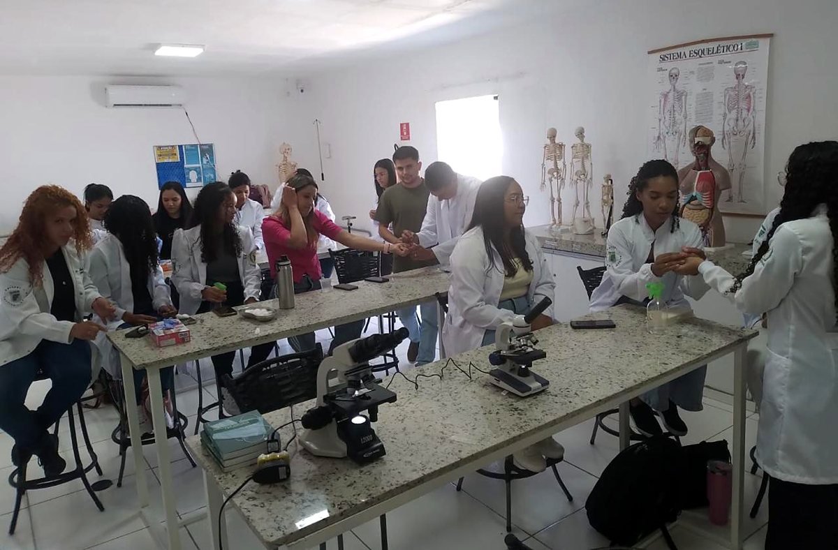 Alunos em aula prática com microscópios